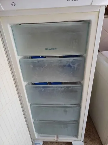 FREEZER VERTICAL ELECTROLUX 220V FUNCIONANDO PERFEITAMENTE<br>**145L<br>R$1.500,00
