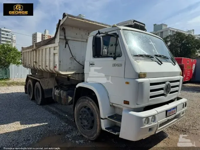 Caminhão Volkswagen 23-210 6x2 Caçamba - Ar condicionado