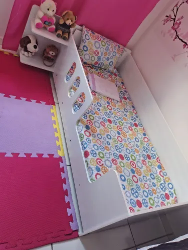 Cama infantil com colchão incluso e LED na cabeceira.