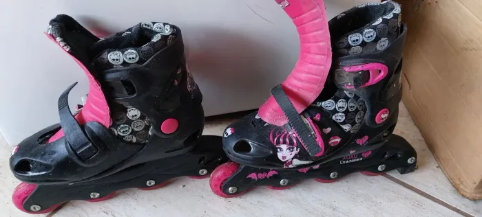 PATINS INFANTIL+ ACESSÓRIOS DE SEGURANÇA MONSTER HIGH TAMANHO S