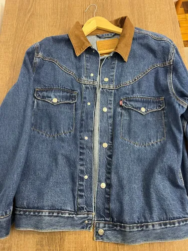 Levi's modelo Western Shorthorn com gola de veludo cotelê