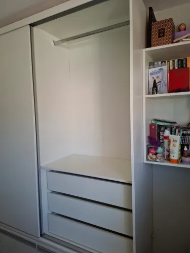 GUARDA ROUPA EMBUTIDO E SUSPENSO TODO EM MDF