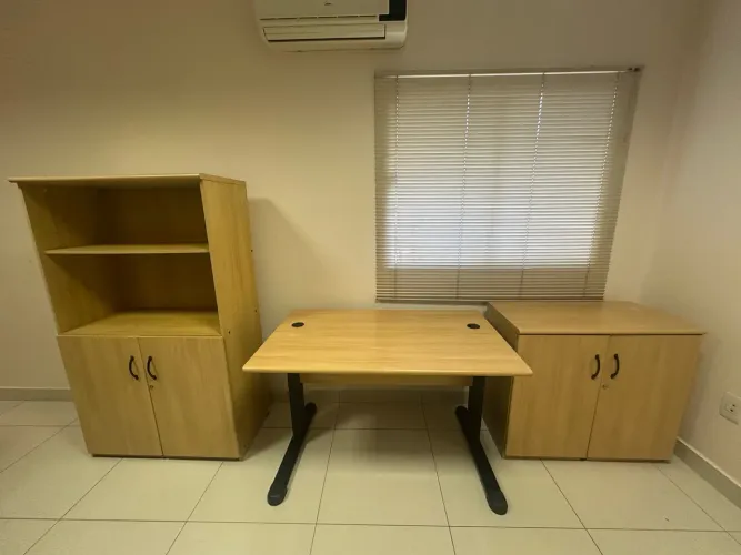 Conjunto de Móveis para Escritório - Mesa, Armário e Estante