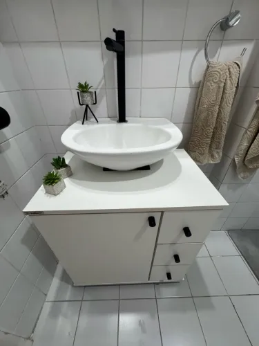 Gabinete/ Armário de banheiro - pia com puxadores inox
