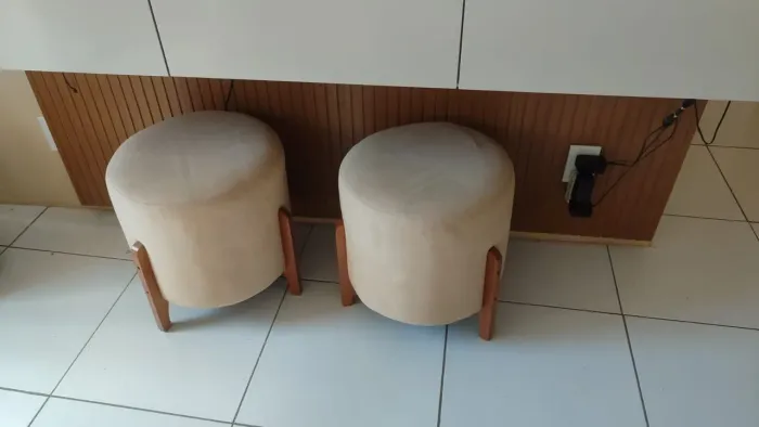 Sofá com dois puffs