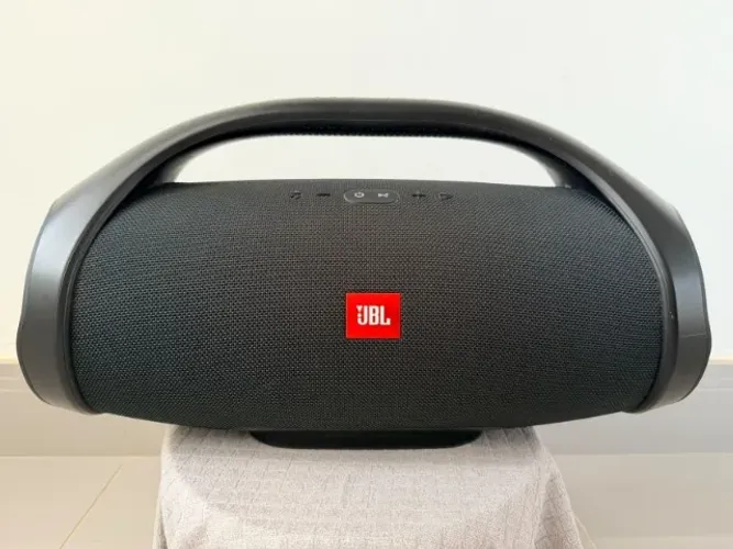 JBL boombox 1 cor preta. Completa com carregador original e cabo de fonte. pouco uso.