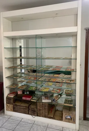 Móvel expositor com prateleiras de vidro + iluminação com 50% de desconto para vender logo