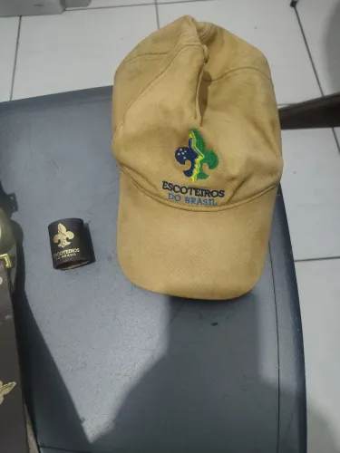 Cinto escoteiro, boné e anel de promessa.