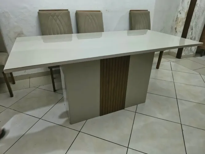 Vendo mesa de jantar com cadeiras