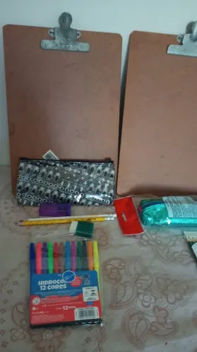 Kit material escolar em excelente estado 