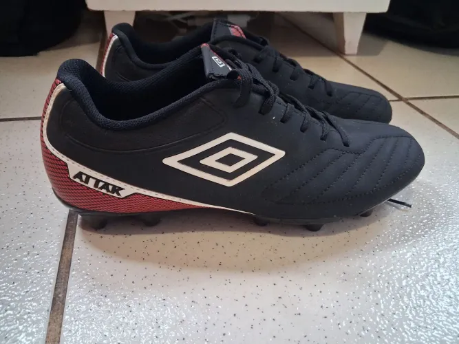 Chuteira UMBRO - novinha, usada apenas 1 vez! BARATO!