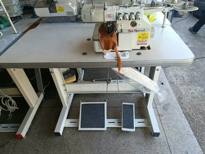 Máquina de costura overloque ponto cadeia