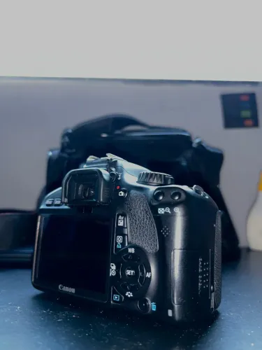 VENDO CÂMERA CANON EOS REBEL T2i!