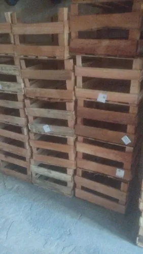 Vende-se caixotes de madeira