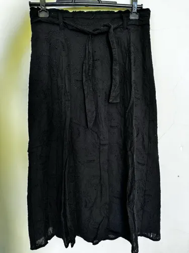 Saia Midi Preta Bordada - Elegante e em Excelente Estado