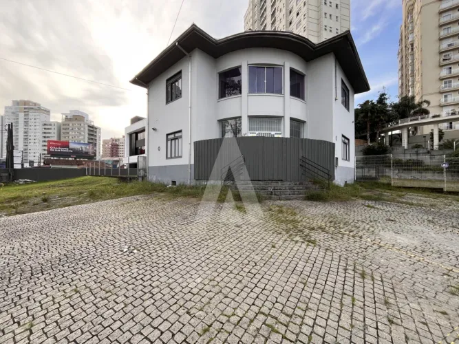Imóvel comercial no Centro com 478 m² e 20 vagas de garagem.