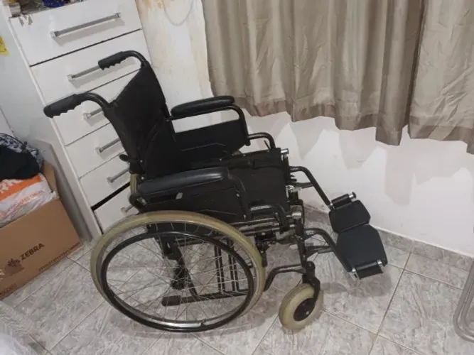 Cadeira de rodas semi-nova ótimo estado.