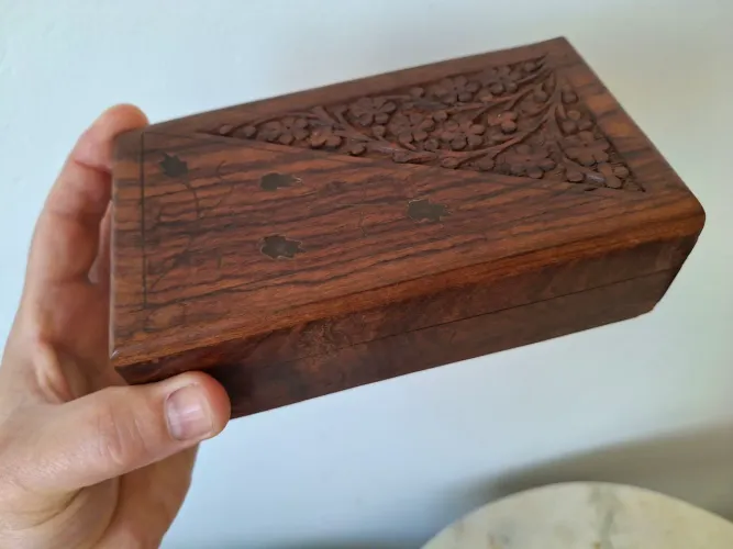 Caixinha Indiana Esculpida em Madeira Rosewood