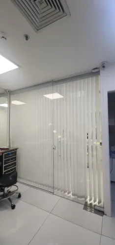 Divisória de vidro temperado com porta