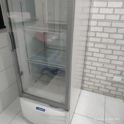 Geladeira expositora precisa carga de gás 