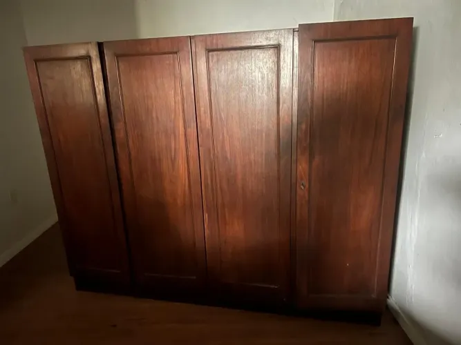 Armário guarda roupa de madeirão antigo