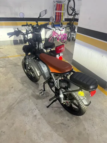 Bike elétrica V8 com banco estendido