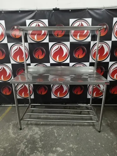 Mesa com prateleiras tubular toda no aço inox usada ótimo estado