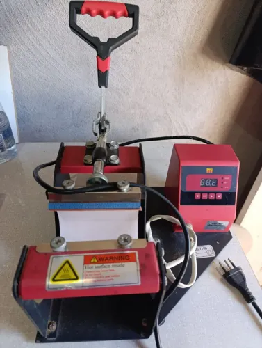 Máquina de estampar canecas