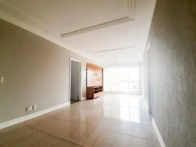 Amplo apartamento semi-mobiliado com 3 dormitórios para alugar em Petrópolis - Porto Alegr
