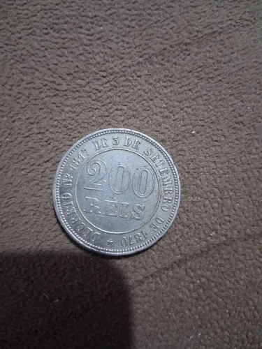 Moeda  de 200 reis conservada 