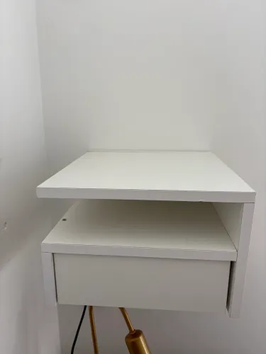 Mesa de cabeceira suspensa branca