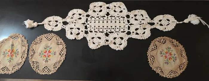 Jogo com 1 caminho de mesa pequeno e três toalhas ovais em ponto cruz