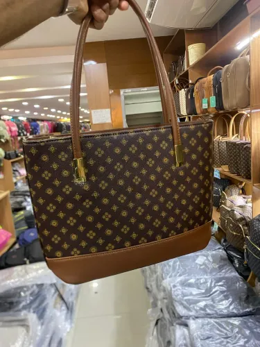 Bolsa feminina grande e média