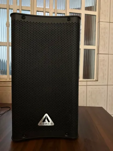 É uma caixa de som ativa Armer EVX 10