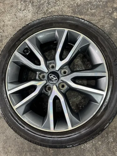 Vendo 1 Roda Aro 17 5 Furos 230 reais.