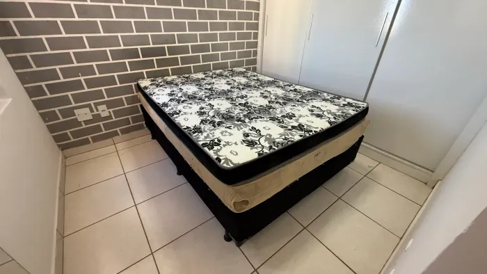 CAMA BOX COM 2 COLCHÕES