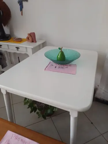 Mesa branca de madeira com trabalho em lacca