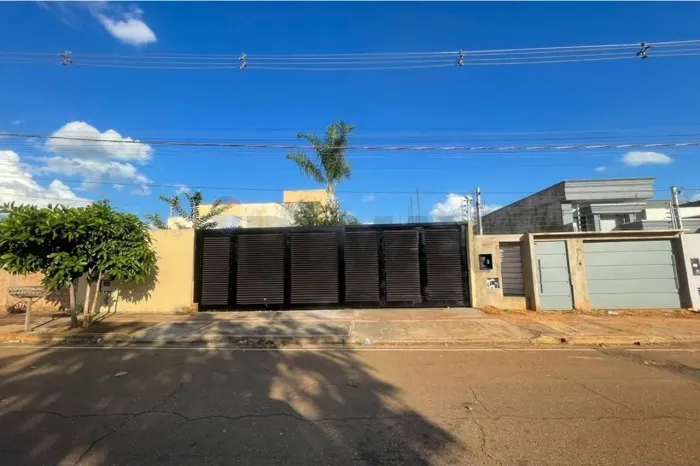 VENDO CASA COM PISCINA E ENERGIA SOLAR NO BAIRRO SAGRADA FAMÍLIA