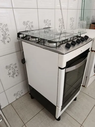 Vende-se um fogão Brastemp usado bem bom.