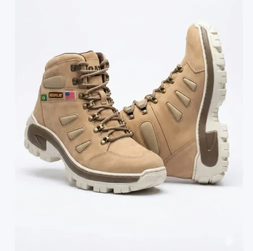 Bota CAT Areia Estilo Utilitário Acolchoamento na Lateral Para Maior Conforto Couro Nobuck