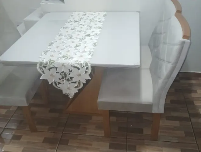 Mesa com 4 cadeiras tampo de vidro 1×1