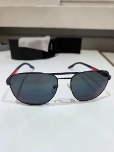 Vendo óculos de sol Prada, com a caixa original, novo e em perfeito estado.