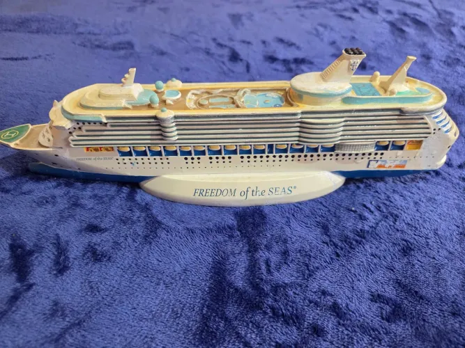 Miniatura em resina do navio Freedom of the Seas