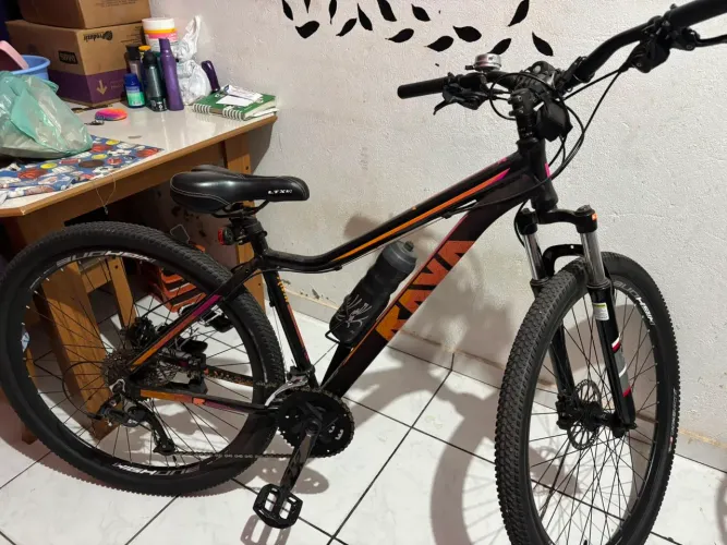 ? Bicicleta KSW XLT aro 29, na cor preta com detalhes em laranja.