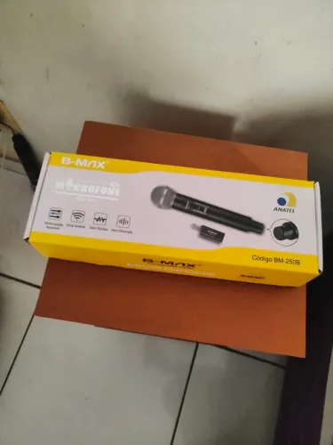 Microfone sem fio dinâmico novo na caixa