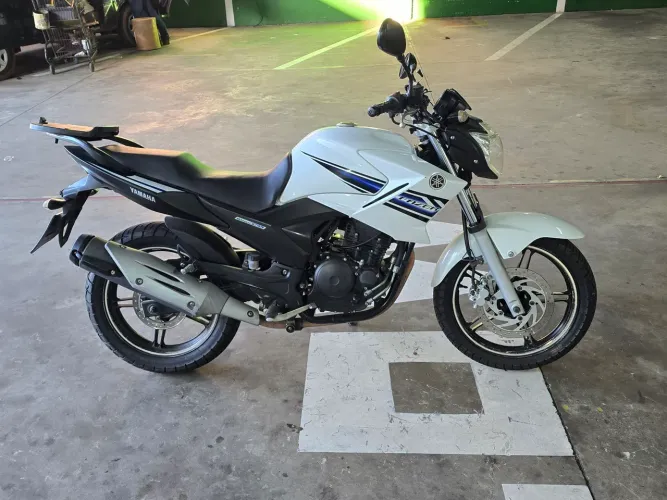 Quem busca potência e economia, essa é a moto