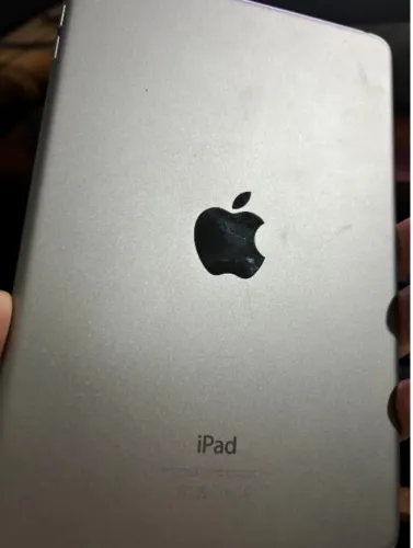 Apple iPad mini 4 128GB + capa ZAGG com teclado