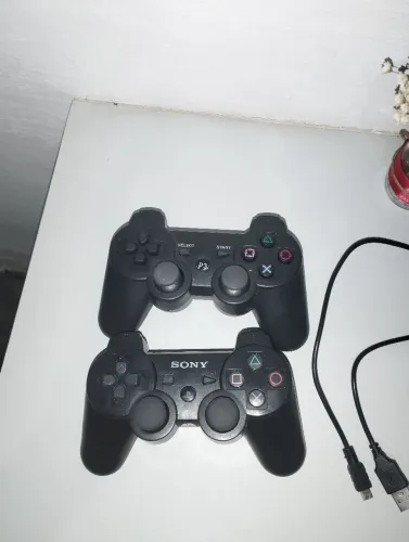 2 controles sem fio para PS3, mais um cabo de carregamento 