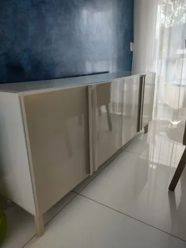 Buffet Aparador Laqueado Off-White / Fendi Com Prateleiras e Gaveta