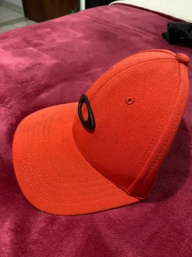 Boné oakley tincan vermelho 